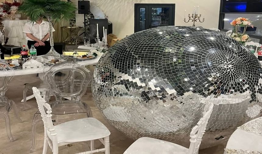 Gelinin üstüne disko topu düştü!