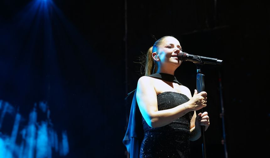 Merve Özbey Kahramanmaraş’ta sahneye damga vurdu!