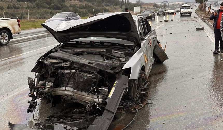 Kahramanmaraş’ta kontrolden çıkan otomobil ağaca çarptı: 1 yaralı