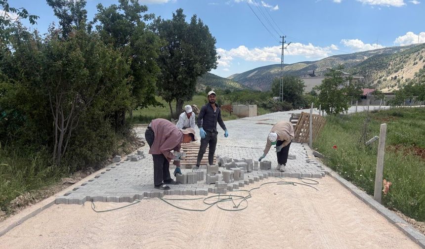Büyükşehir’den Çağlayancerit Kırsalına 3 Bin Metrekarelik Kilit Parke!