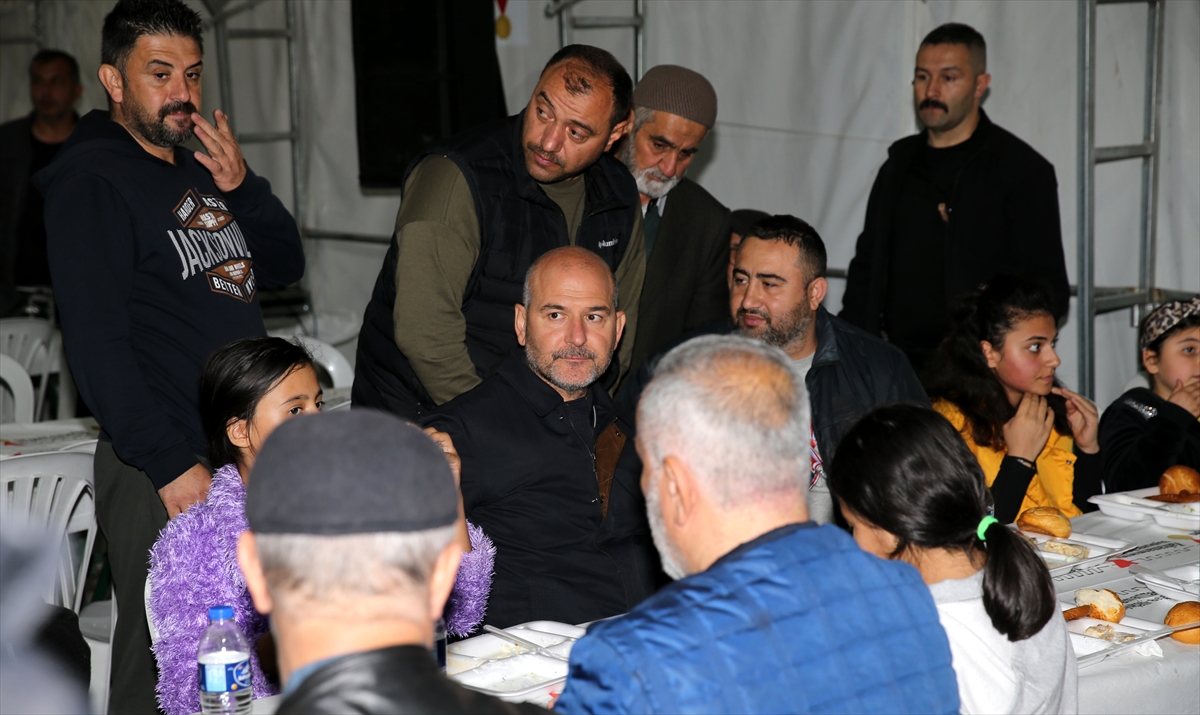 AA-20230328-30703414-30703411-ICISLERI_BAKANI_SULEYMAN_SOYLU_KAHRAMANMARASTA_DEPREMZEDELERLE_IFTAR_YAPTI