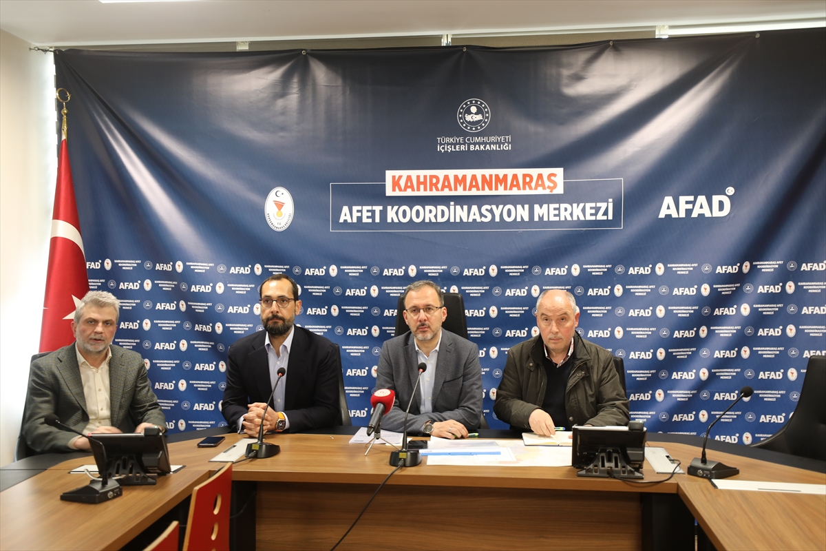 AA-20230408-30800213-30800212-BAKAN_KASAPOGLU_DEPREMZEDE_COCUKLARLA_TENIS_OYNADI