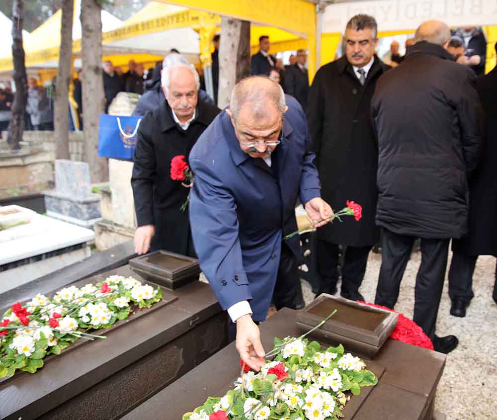 Sanko’nun Kurucusu Sani̇ Konukoğlu, Mezari Başinda Anildi (2)