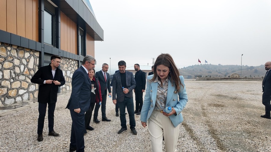 586285753 18296306404259159 9164585131897127406 N