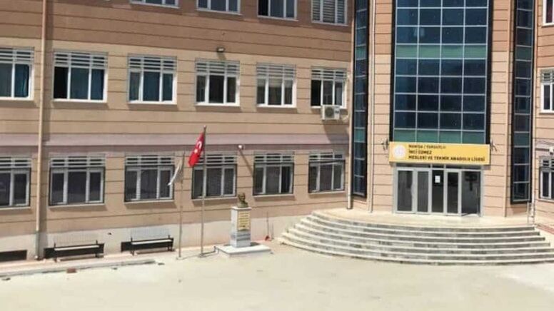 Manisa'da lise önünde silahlı saldırı: 4 öğrenci yaralandı!