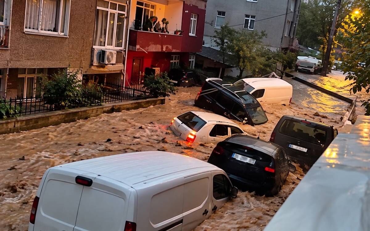 Istanbul U Sel Aldi 1 277 Su Baskini 15 Heyelan Binlerce Yardim Cagrisi